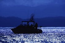 Barco de pesca en el mar - foto de stock