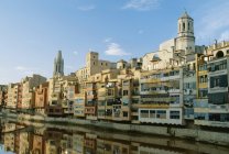 Paesaggio urbano di Girona lungo il fiume — Foto stock