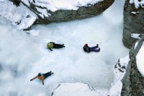 Люди, скользящие по льду в каньоне — стоковое фото