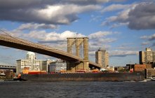 Barge Passing Underneath Brooklyn Bridge — Stock Photo