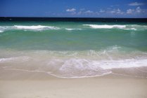 Пляж и Атлантический океан — стоковое фото