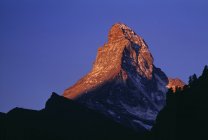Mountain peak against blue sky — Stock Photo