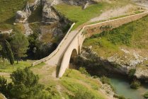 Восстановленный средневековый каменный мост — стоковое фото