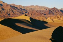 Піщані дюни і гори — стокове фото