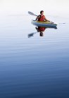 Uomo che nuota in kayak — Foto stock