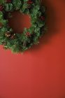 Різдвяний вінок на червоному тлі — стокове фото