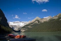 Canoas en muelle en el lago - foto de stock