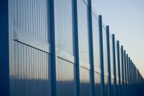 Высокий металлический забор — стоковое фото