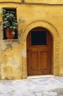 Haus mit gewölbter Tür — Stockfoto