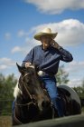 Rancher telefoniert mit Handy — Stockfoto