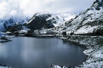 Escena de invierno con montañas rocosas - foto de stock