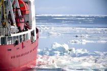 Navio quebra-gelo durante o dia — Fotografia de Stock
