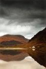 Lac de montagne au Loch Sunart — Photo de stock