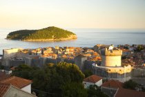 Город Дубровник со стенами — стоковое фото