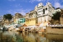 Pasos a orillas del río Ganges - foto de stock