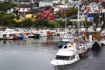Barche parcheggiate sul molo — Foto stock