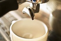 Vue rapprochée de la machine à café faisant du café — Photo de stock