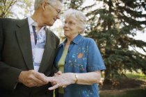 Senior legt Ehering an weiblichen Finger — Stockfoto