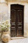 Porta di legno in parete di casa — Foto stock