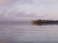 Água tranquila do lago — Fotografia de Stock