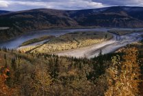 Rio Yukon com colinas e madeira — Fotografia de Stock