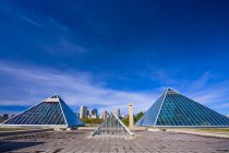 Edmonton Skyline con pirámides - foto de stock