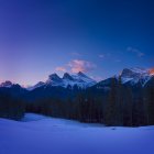 Живописная гора зимой — стоковое фото