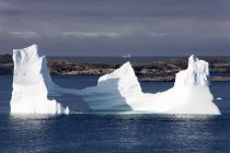 Iceberg na água do mar — Fotografia de Stock