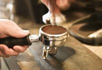 Vue rapprochée de la machine à café faisant du café — Photo de stock