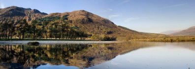 Отражение воды, Шотландия — стоковое фото