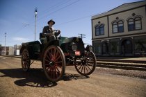 Чоловік водіння старовинний автомобіль — стокове фото