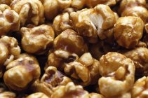 Nahaufnahme von süßem und leckerem Karamell-Popcorn — Stockfoto