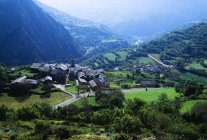 Villaggio e valle in Svizzera — Foto stock
