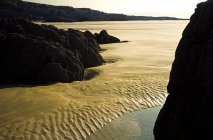 Ondulation des vagues sur le rivage sablonneux — Photo de stock