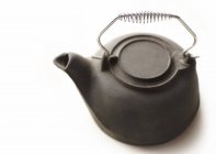 Античный чайник изолирован — стоковое фото