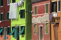 Casas brilhantemente pintadas — Fotografia de Stock