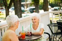 Mujeres mayores en un café en la terraza. - foto de stock