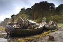 Dos viejos barcos abandonados - foto de stock