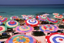 Parasols colorés sur la plage — Photo de stock