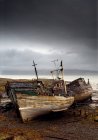 Tres barcos abandonados - foto de stock