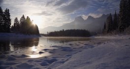 Río en Canmore, Alberta, Canadá - foto de stock