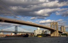 Brooklyn Bridge y Brooklyn Heights Skyline - foto de stock