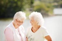 Дві літні жінки сміються на відкритому повітрі — стокове фото
