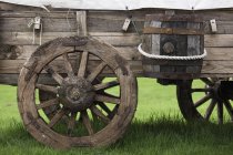 Vieux chariot en bois avec baril — Photo de stock