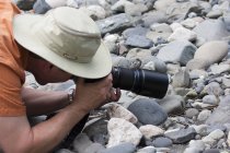 Hombre Fotografiando Serpiente de Jarretera - foto de stock