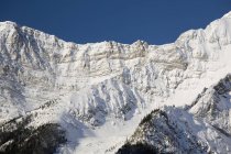 Сніг покрив гірський хребет — стокове фото