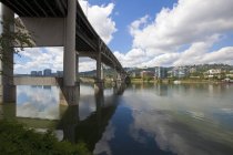 Puente y Portland Waterfront - foto de stock