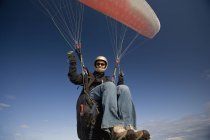 Man paragliding in sky in Victoria outskirts, British Columbia, Canada — Stock Photo