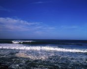 Волны на берегу — стоковое фото