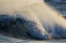 Последние волны в океане — стоковое фото